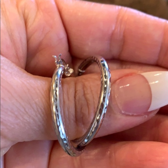 14K White Gold 1.25 inches Hoop Earrings 3mm - Picture 4 of 6